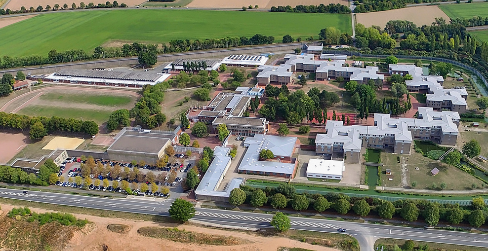 Überblick über die Jugendanstalt Hameln mit verschiedenen Gebäuden aus der Luft betrachtet